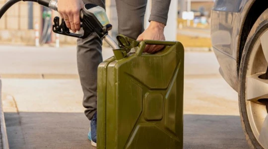 Benzyna w kanistrze może się zepsuć. Po tym czasie lepiej nie wlewaj jej do baku