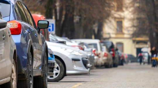 Kraków jednak zmienia zasady parkowania w niedziele. Mieszkańcy bez opłat, turyści zapłacą