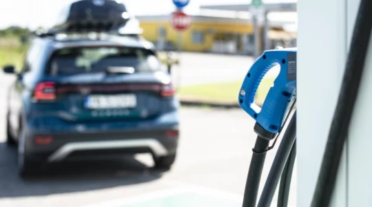 Wielu kierowców hybryd o tym nie wie. Jedna mała bateria może unieruchomić auto